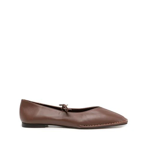 Alohas V-Cut Flat Shoes with Self-Tie Bows