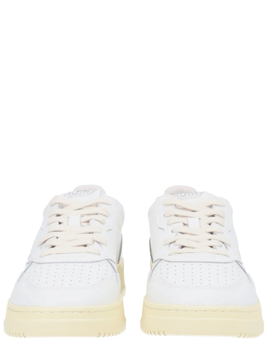 AUTRY Medalist Low Sneakers in Leather - Image 3