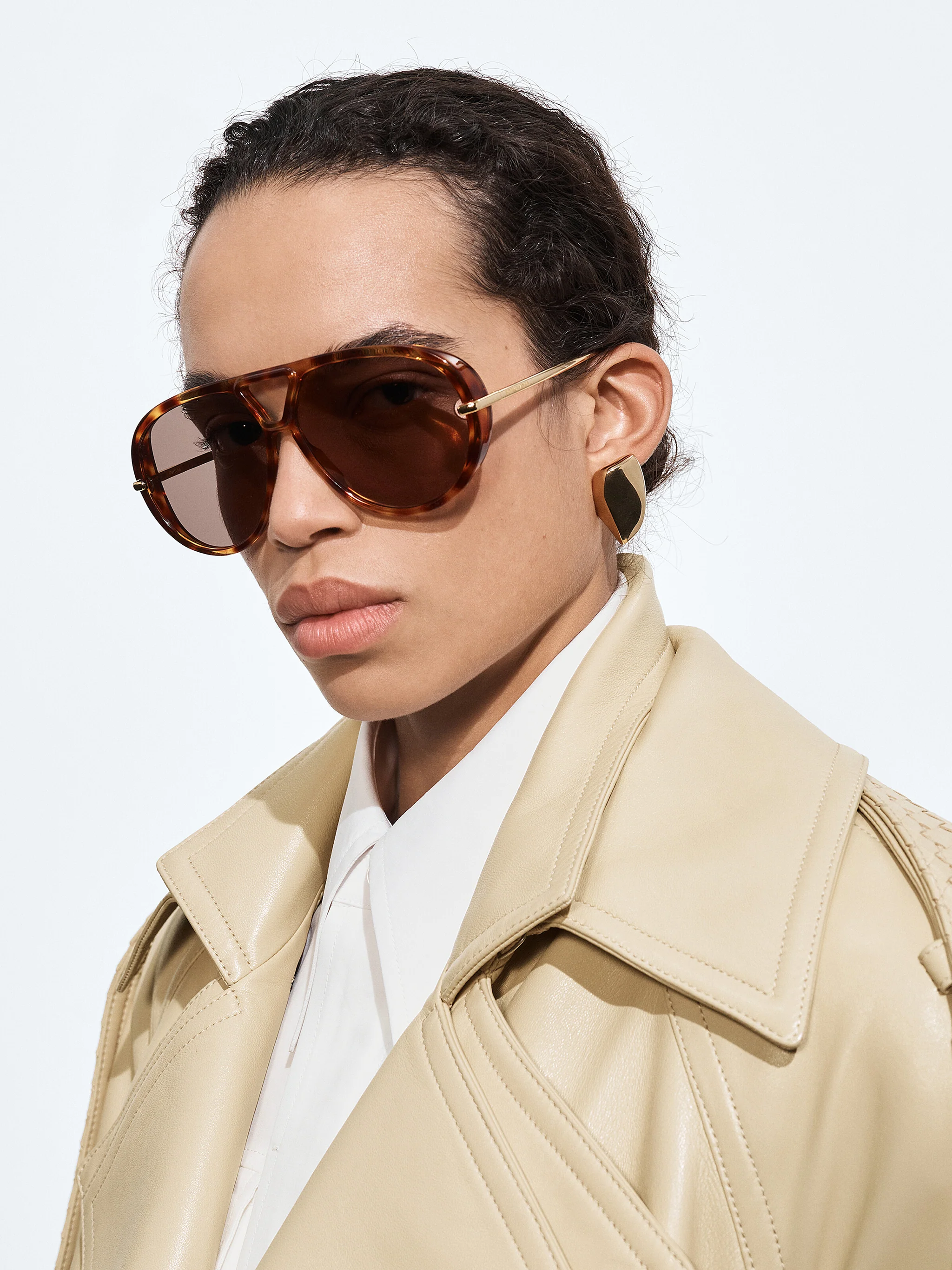 Bottega Veneta Elegant Metal Temples Sunglasses with Gold Finish - SS26 - Image 2