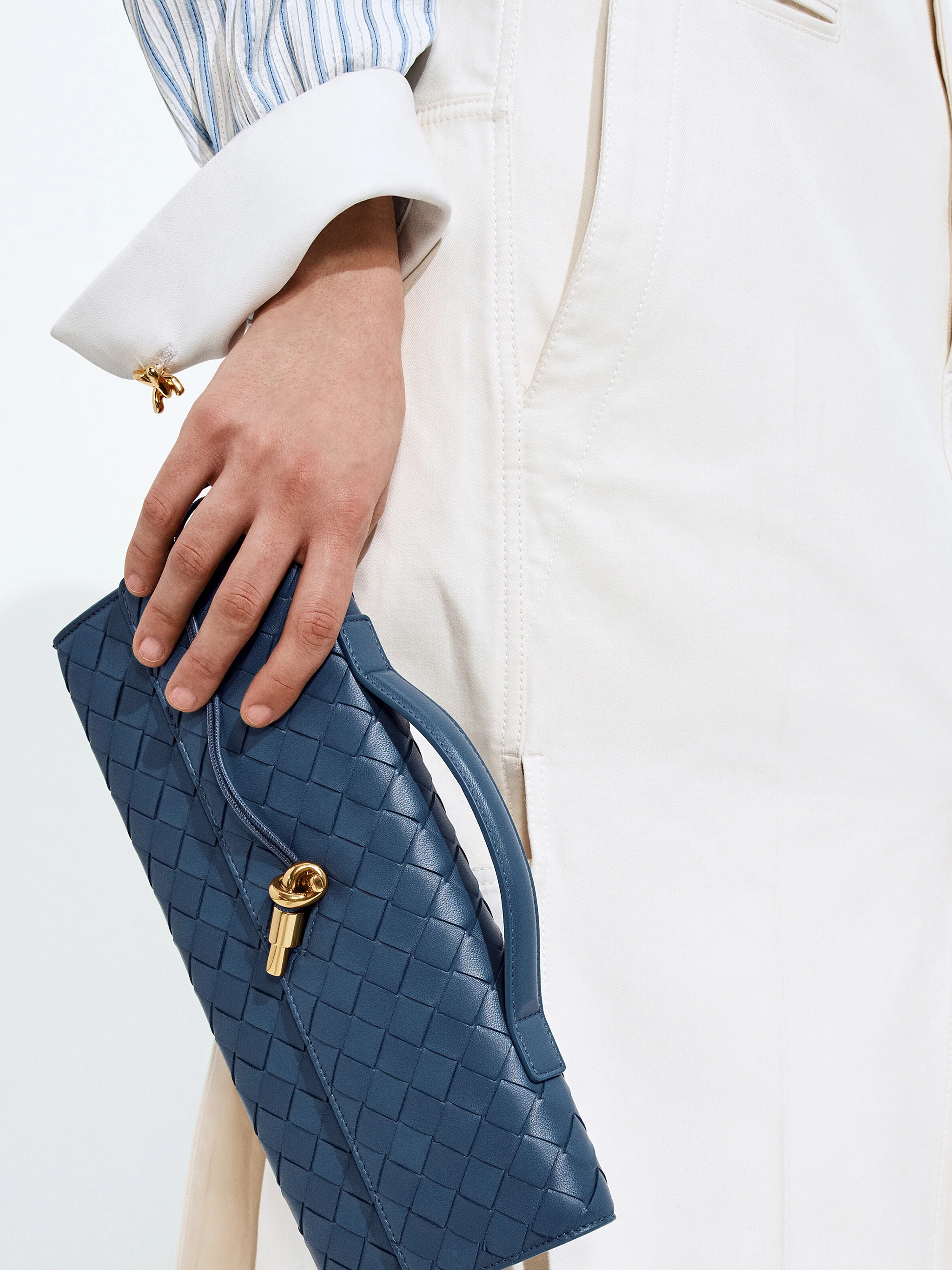 Bottega Veneta Intrecciato Mini Clutch with Leather Handle and Knot Closure - 31 cm - Image 2