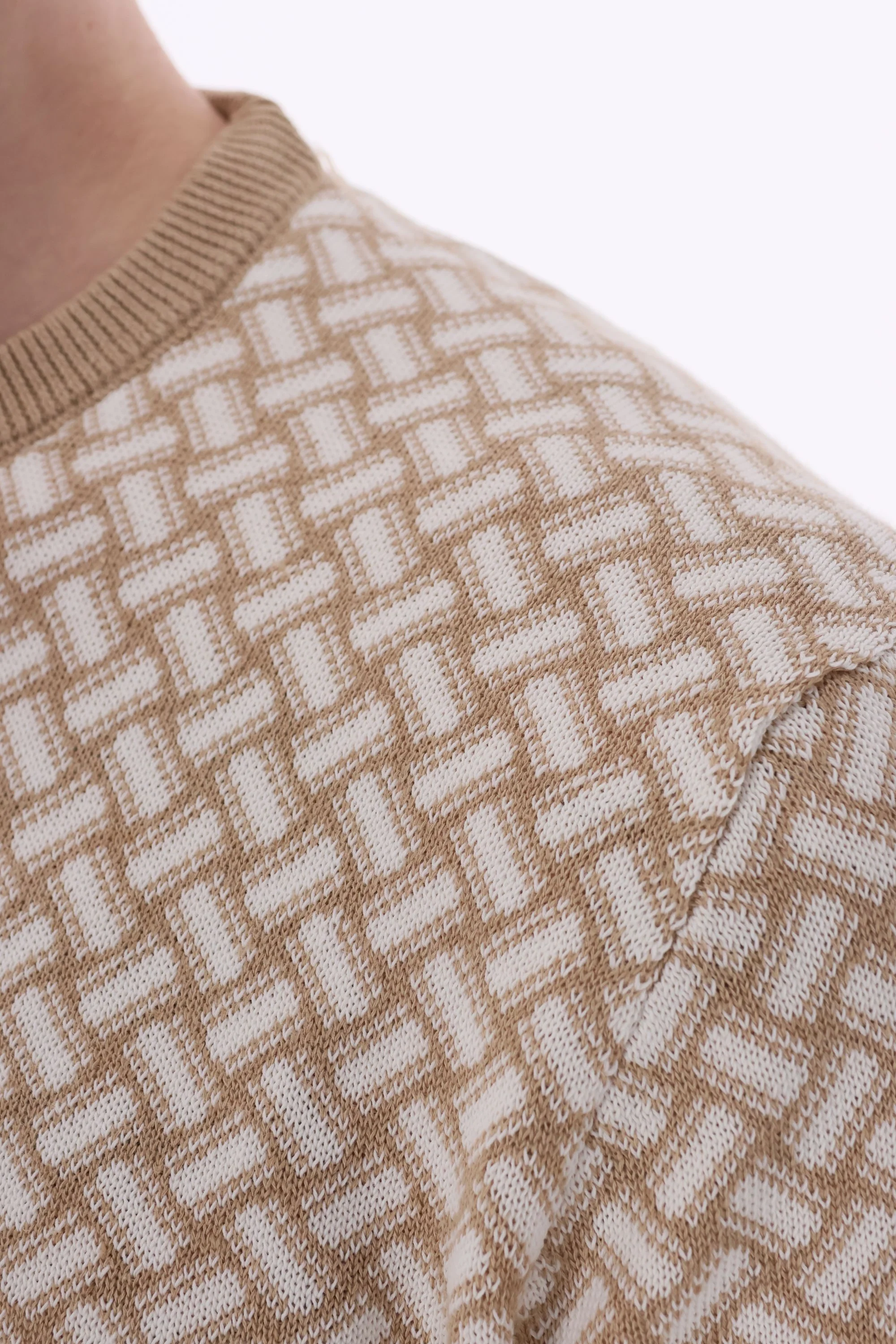 Drumohr Light and Natural Men's Sweater - Image 5