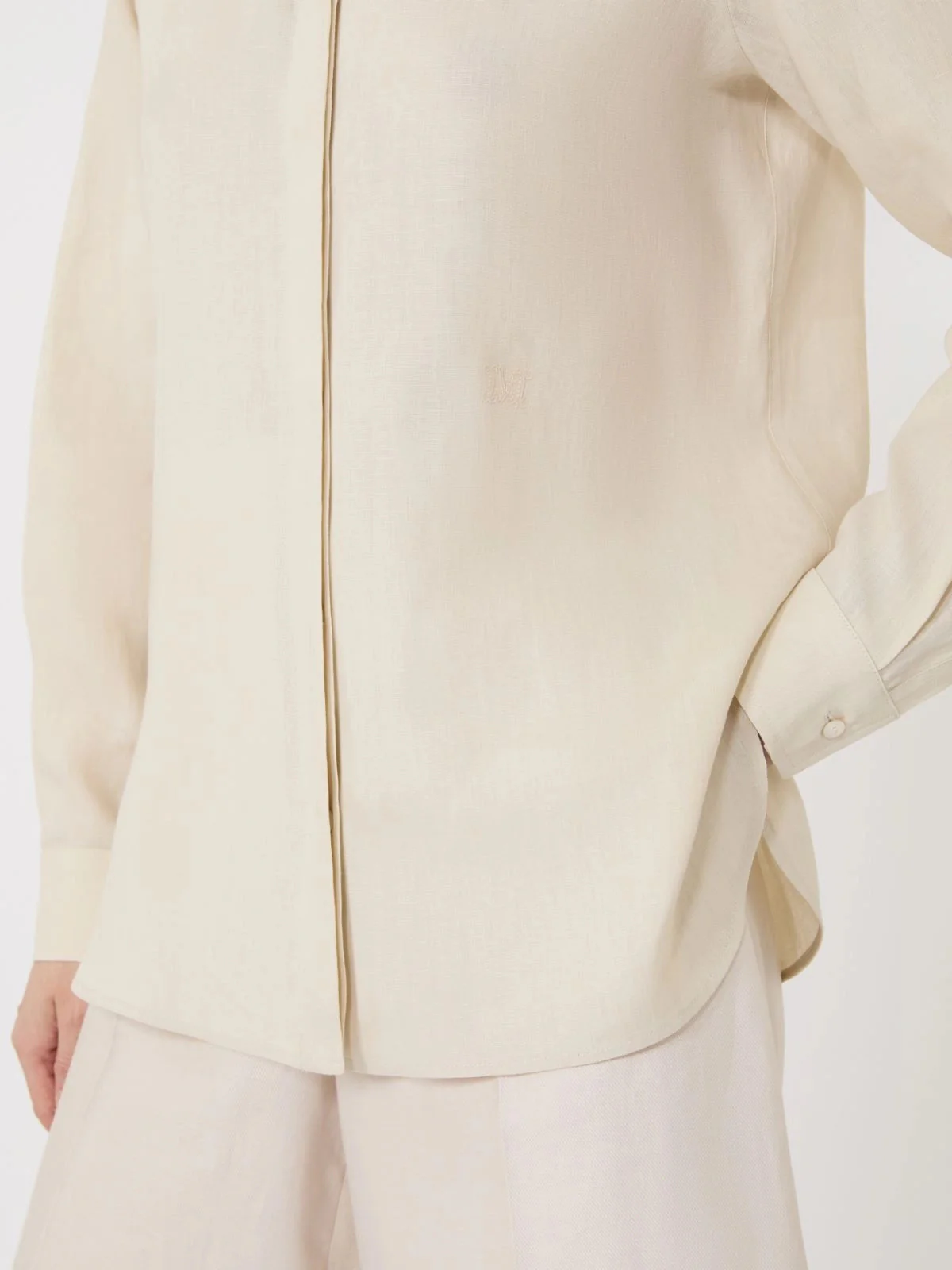 Max Mara Relaxed Fit Linen Shirt with Double Cuffs - Image 5